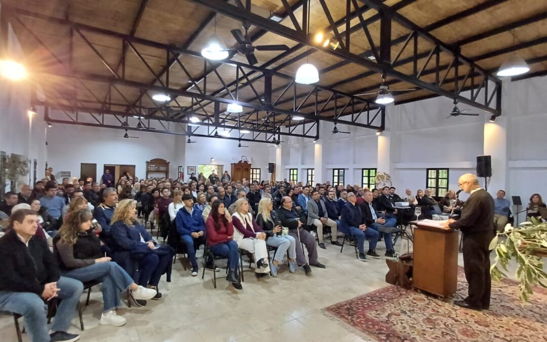 Retiro anual destiando a líderes políticos, sociales, sindicales y empresariales