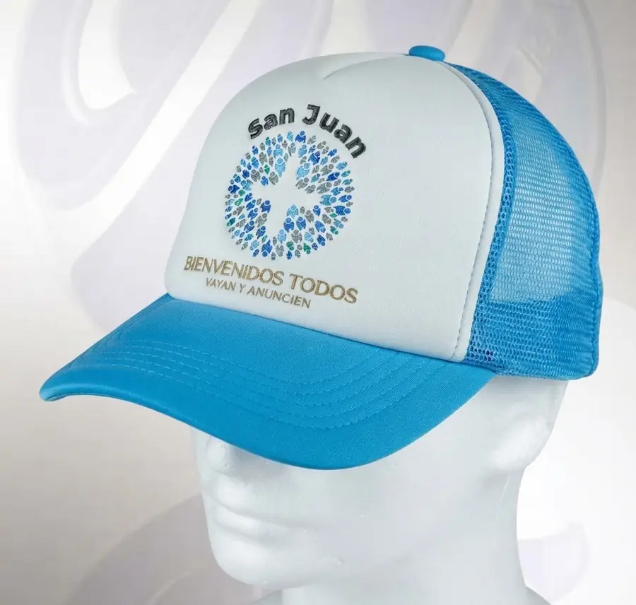 Gorra celeste y blanca con el logo «San Juan · Bienvenidos todos · Vayan y anuncien»