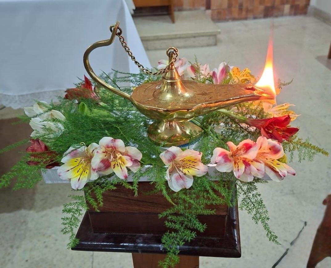 Lámpara encendida del Orden de Vírgenes, rodeada de flores