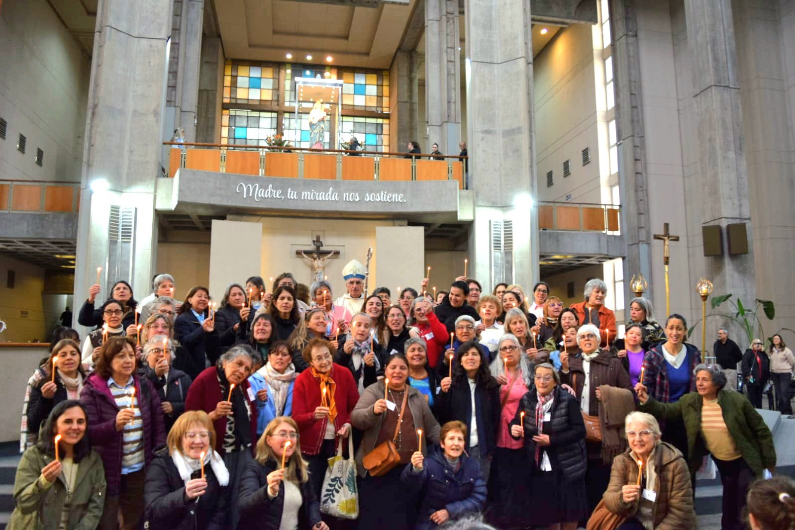 Consagradas del Orden de Vírgenes con velas encendidas en el Santuario de San Nicolás